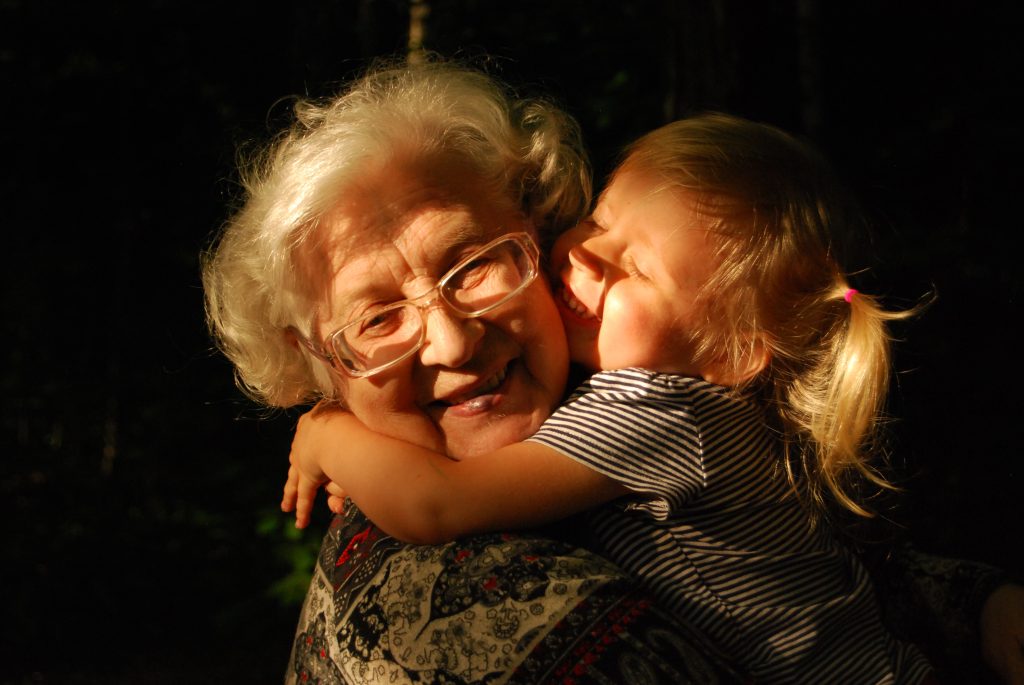 grand-mère porte sa petite filles