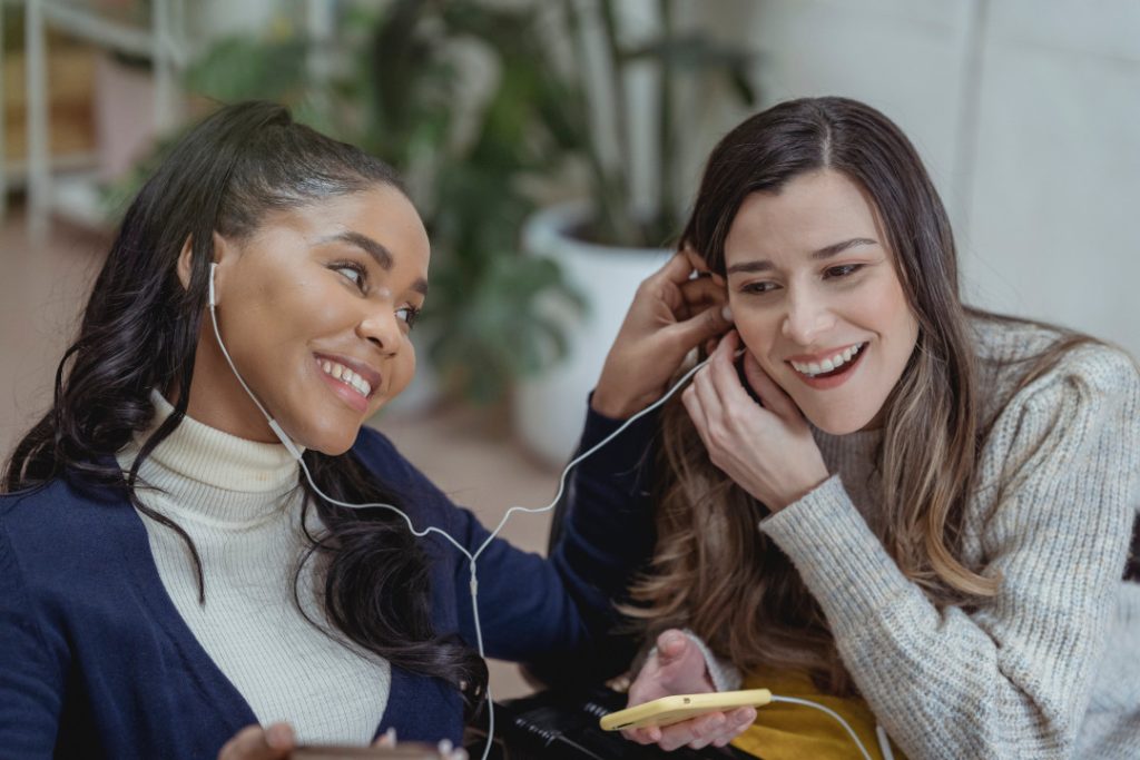 Jeunes filles partagent écoute enregistrement audio